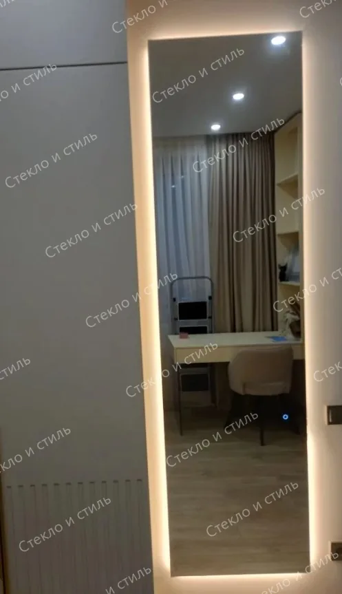 Высокое зеркало с подсветкой